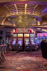 Studio Infinite Blackjack slot vista dengan dealer hidup dan tampilan multi-kamera dari meja kartu